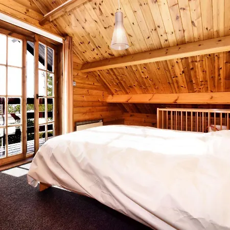 Quaint Chalet In With Hill View * סנט - הוברט