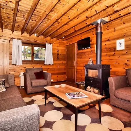 Quaint Chalet In With Hill View בקתה *