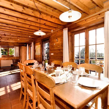 Quaint Chalet In With Hill View בקתה סנט - הוברט