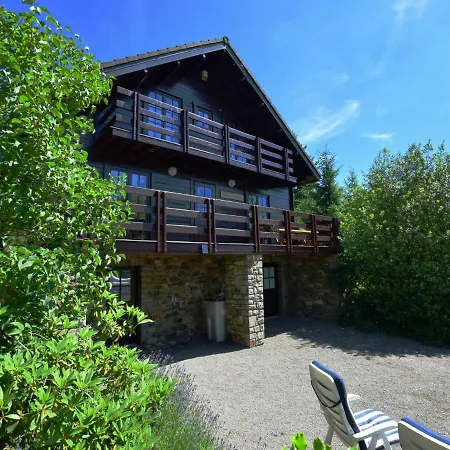Quaint Chalet In With Hill View בקתה